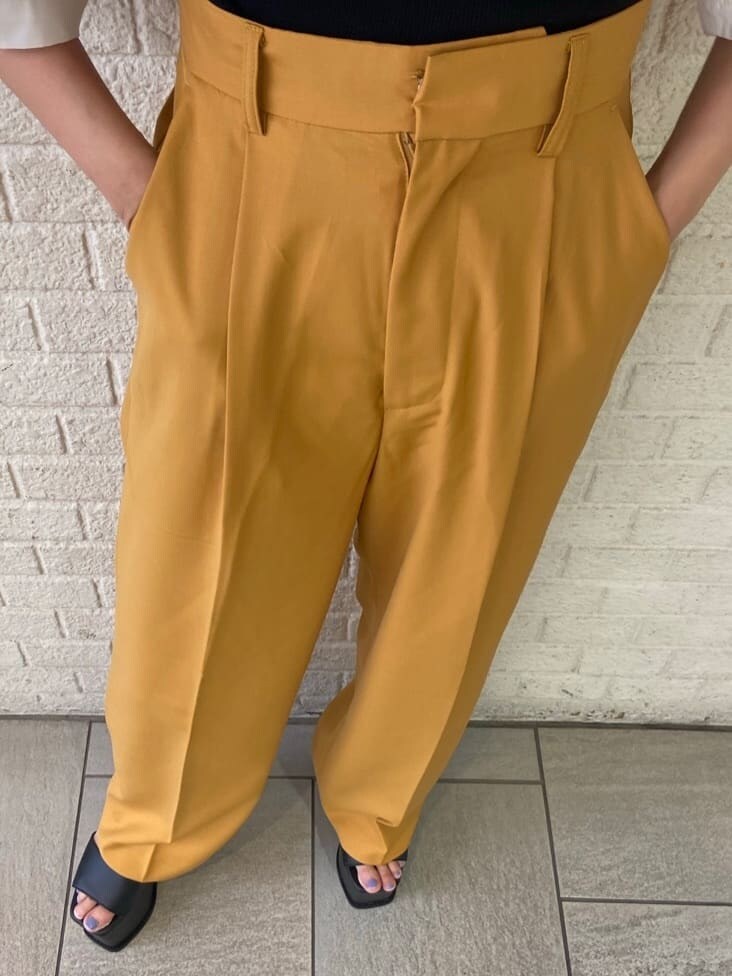 ブラック系のサンダル、オレンジ系のその他パンツ、ブラック系のTシャツ/カットソーを着用したレディースの春コーディネートの6枚目の写真