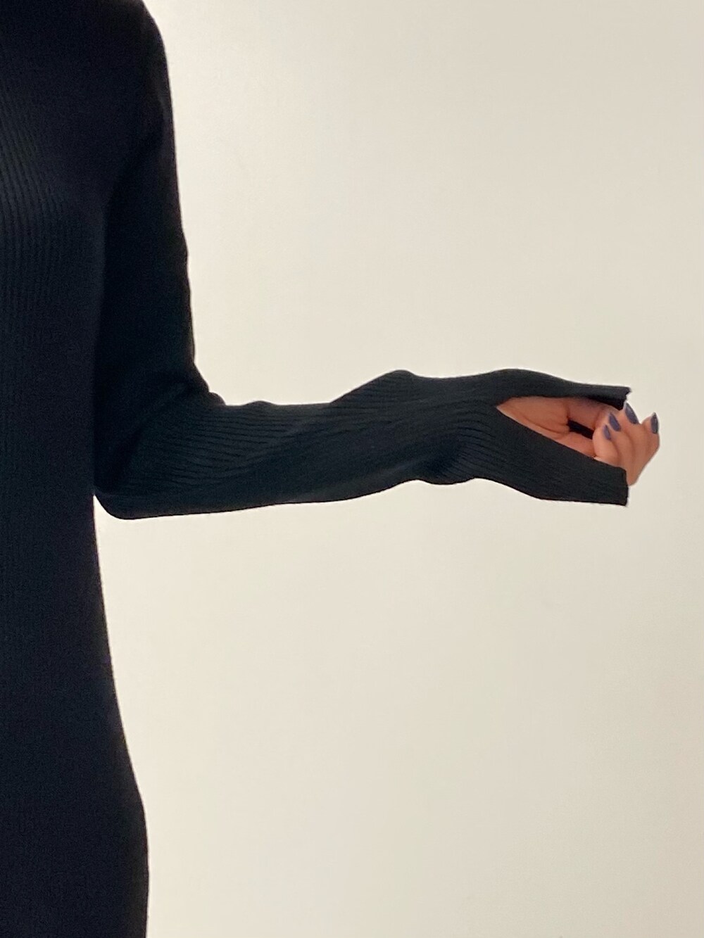 ブラック系のワンピース、ホワイト系のショルダーバッグ、ブラック系のブーツを着用したレディースの秋コーディネートの6枚目の写真