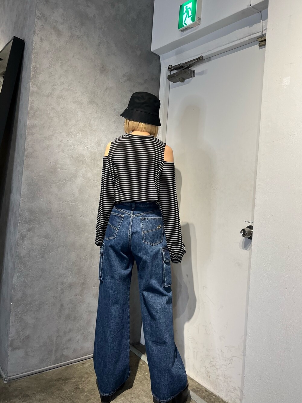 その他のTシャツ/カットソー、ブルー系のデニムパンツ、ブラック系のサンダルを着用したレディースの冬コーディネートの4枚目の写真