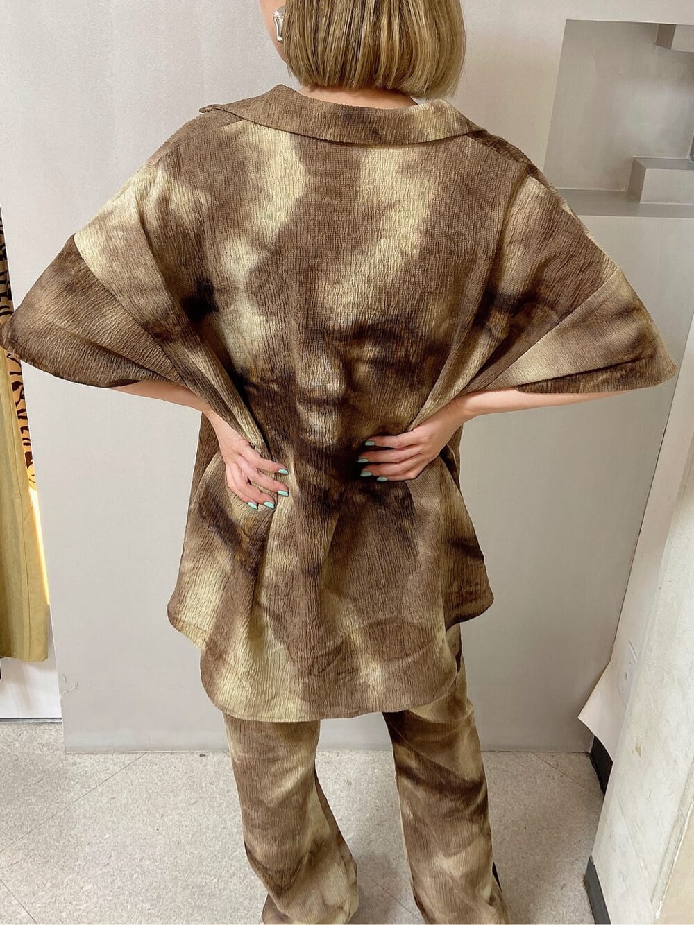 その他のシャツ/ブラウス、ブラック系のサンダル、ブラック系のニット/セーターを着用したレディースの夏コーディネートの2枚目の写真