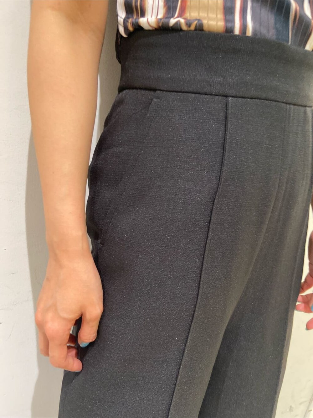 ブラック系のその他パンツ、ブラック系のサンダル、その他のTシャツ/カットソーを着用したレディースの夏コーディネートの6枚目の写真