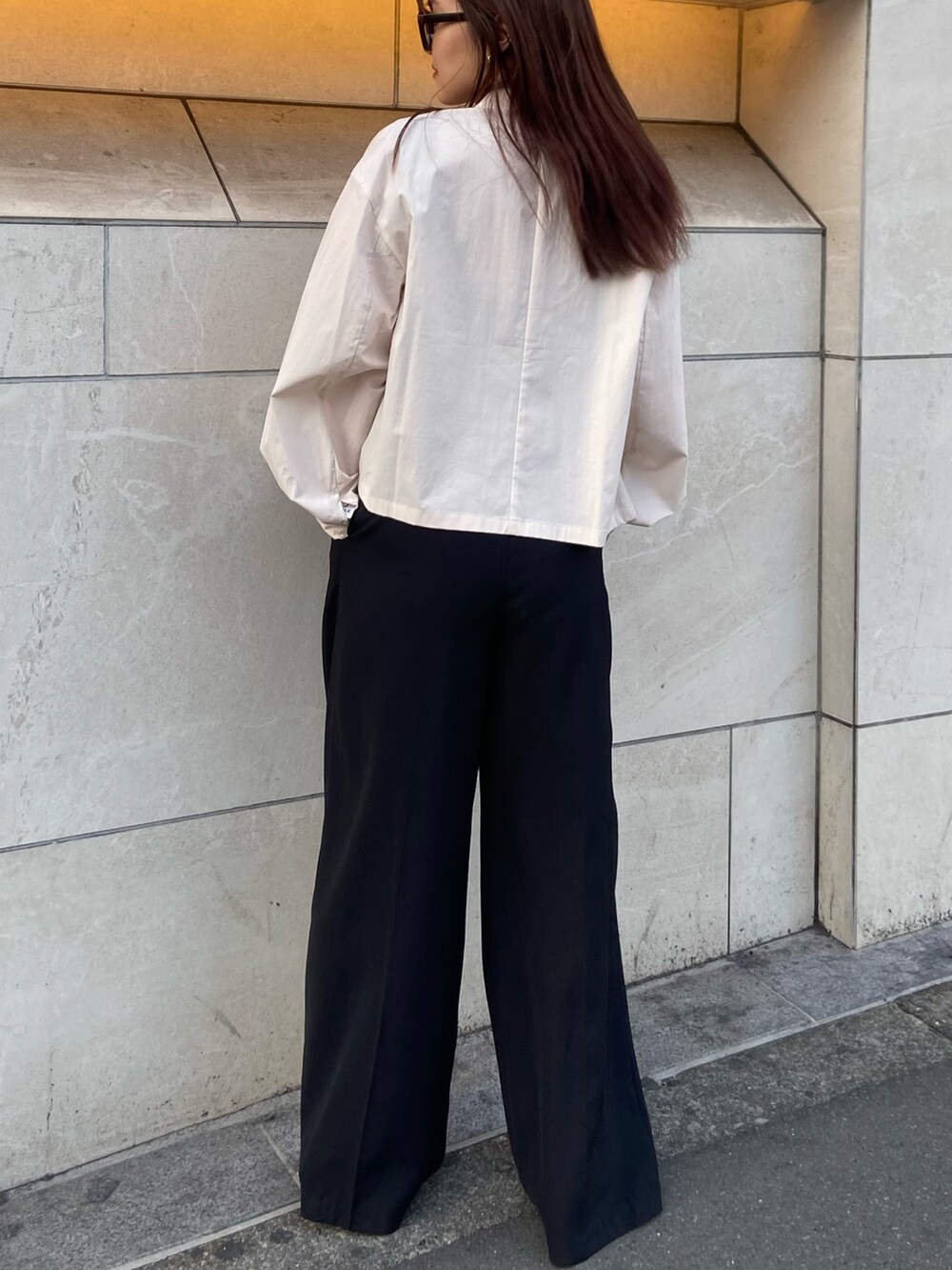 ホワイト系のテーラードジャケット、ブラック系のその他パンツ、ブラック系のサンダルを着用したレディースの春コーディネートの3枚目の写真