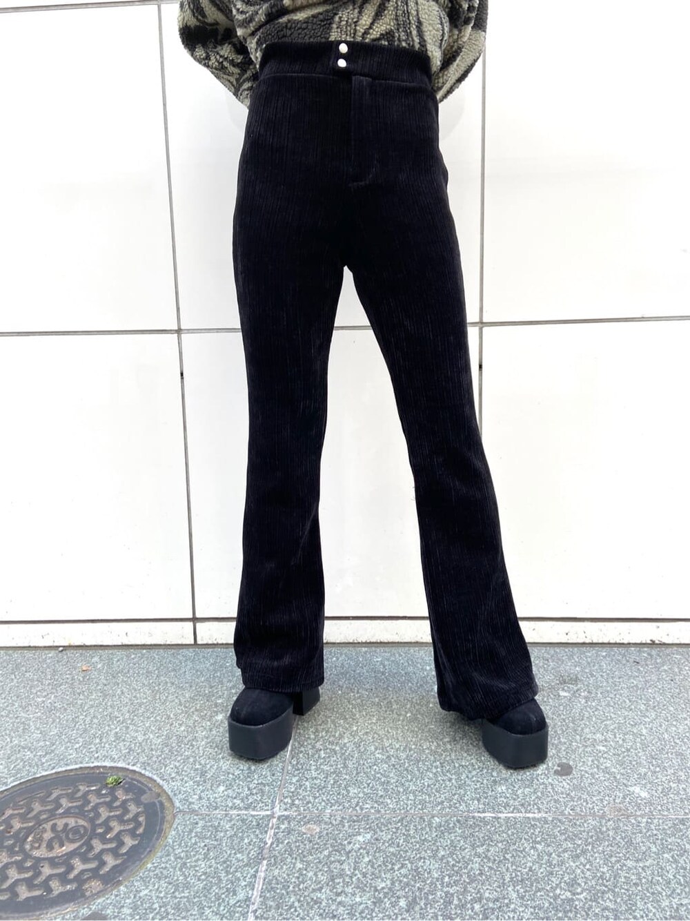 ブラック系のブーツ、その他のその他トップス、ブラック系のその他パンツを着用したレディースの秋コーディネートの5枚目の写真