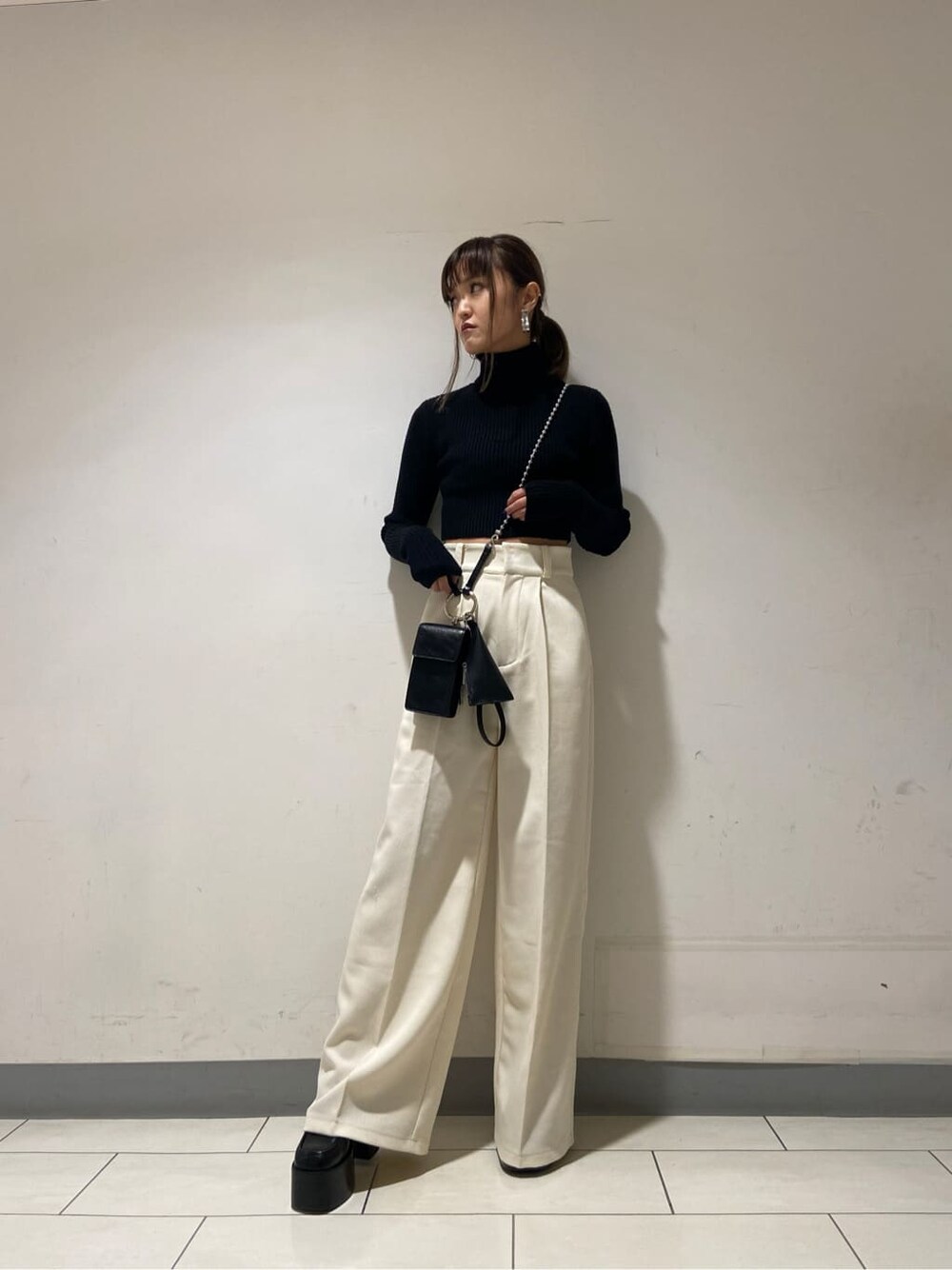 ホワイト系のその他パンツ、ブラック系のローファー、ブラック系のハンドバッグを着用したレディースの冬コーディネートの5枚目の写真