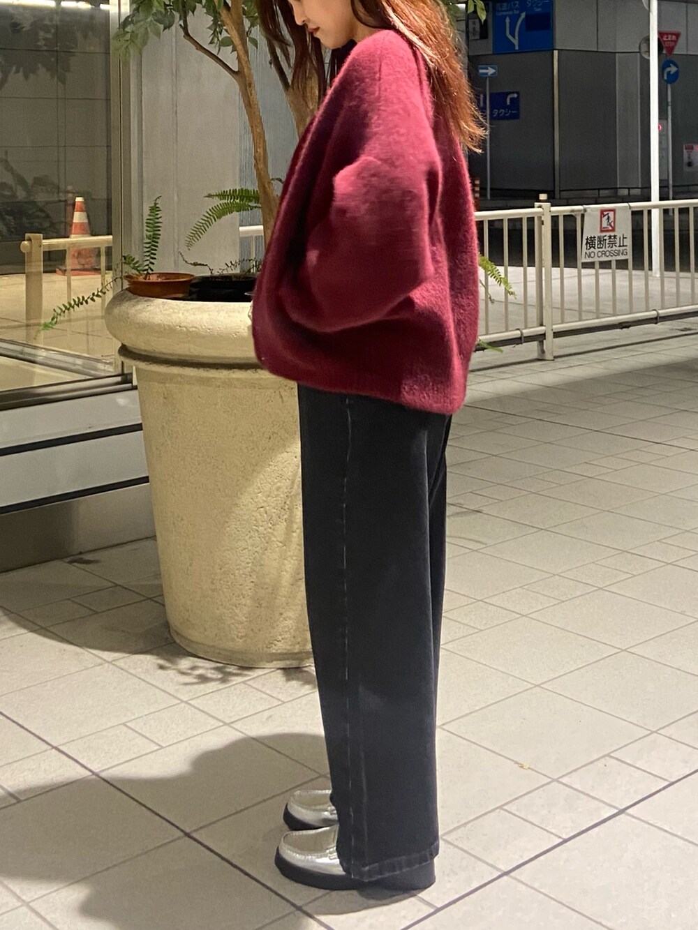 レッド系のカーディガン/ボレロ、ブラック系のデニムパンツ、シルバー系のローファーを着用したレディースの夏コーディネートの3枚目の写真