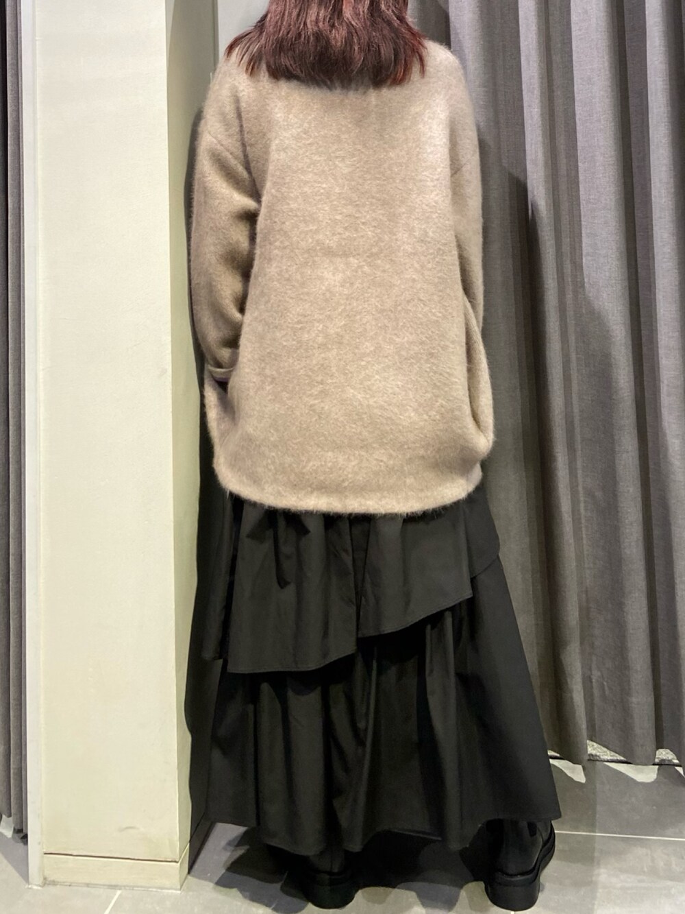 ベージュ系のカーディガン/ボレロ、ブラック系のスカート、ブラック系のブーツを着用したレディースの秋コーディネートの4枚目の写真