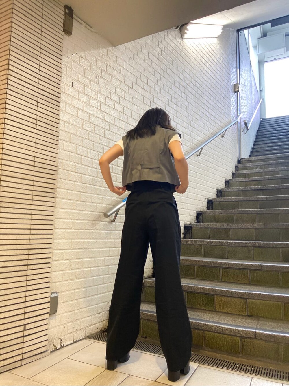 ブラック系のサンダル、ブラック系のその他パンツ、グレー系のテーラードジャケットを着用したレディースの夏コーディネートの3枚目の写真