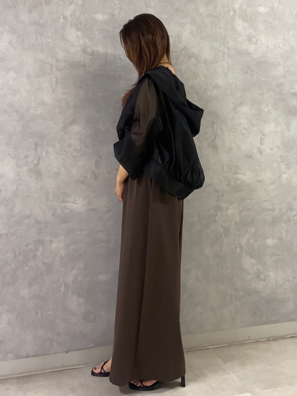 ブラック系のブルゾン、ブラウン系のつなぎ/オールインワン、ブラック系のサンダルを着用したレディースの夏コーディネートの2枚目の写真