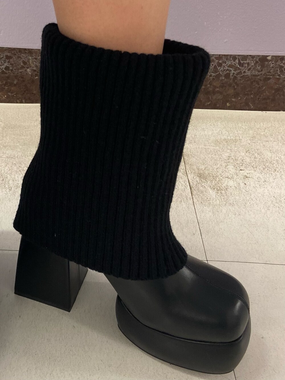 ブラック系のブーツ、ブルー系のデニムパンツ、その他のニット/セーターを着用したレディースの秋コーディネートの8枚目の写真