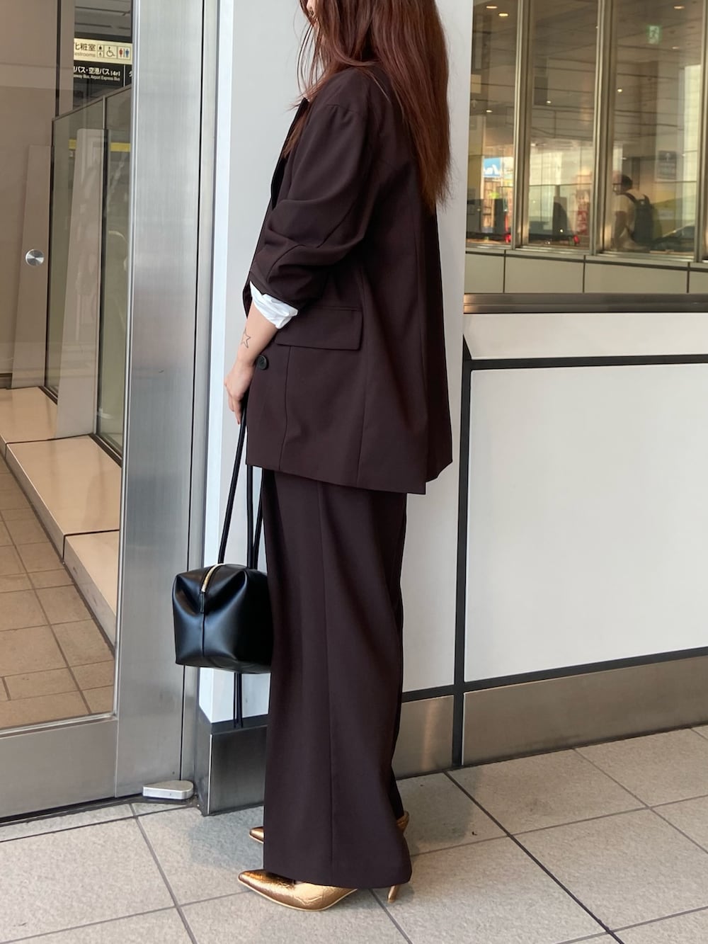 ホワイト系のTシャツ/カットソー、ブラック系のボストンバッグ、ブラウン系のその他パンツを着用したレディースの夏コーディネートの3枚目の写真