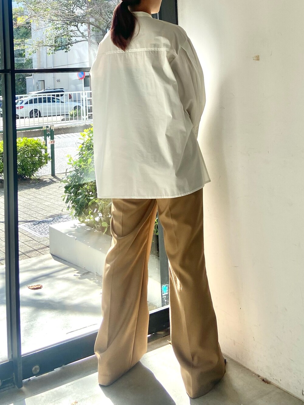 ホワイト系のシャツ/ブラウス、ベージュ系のその他パンツ、ブラック系のハンドバッグを着用したレディースの冬コーディネートの4枚目の写真