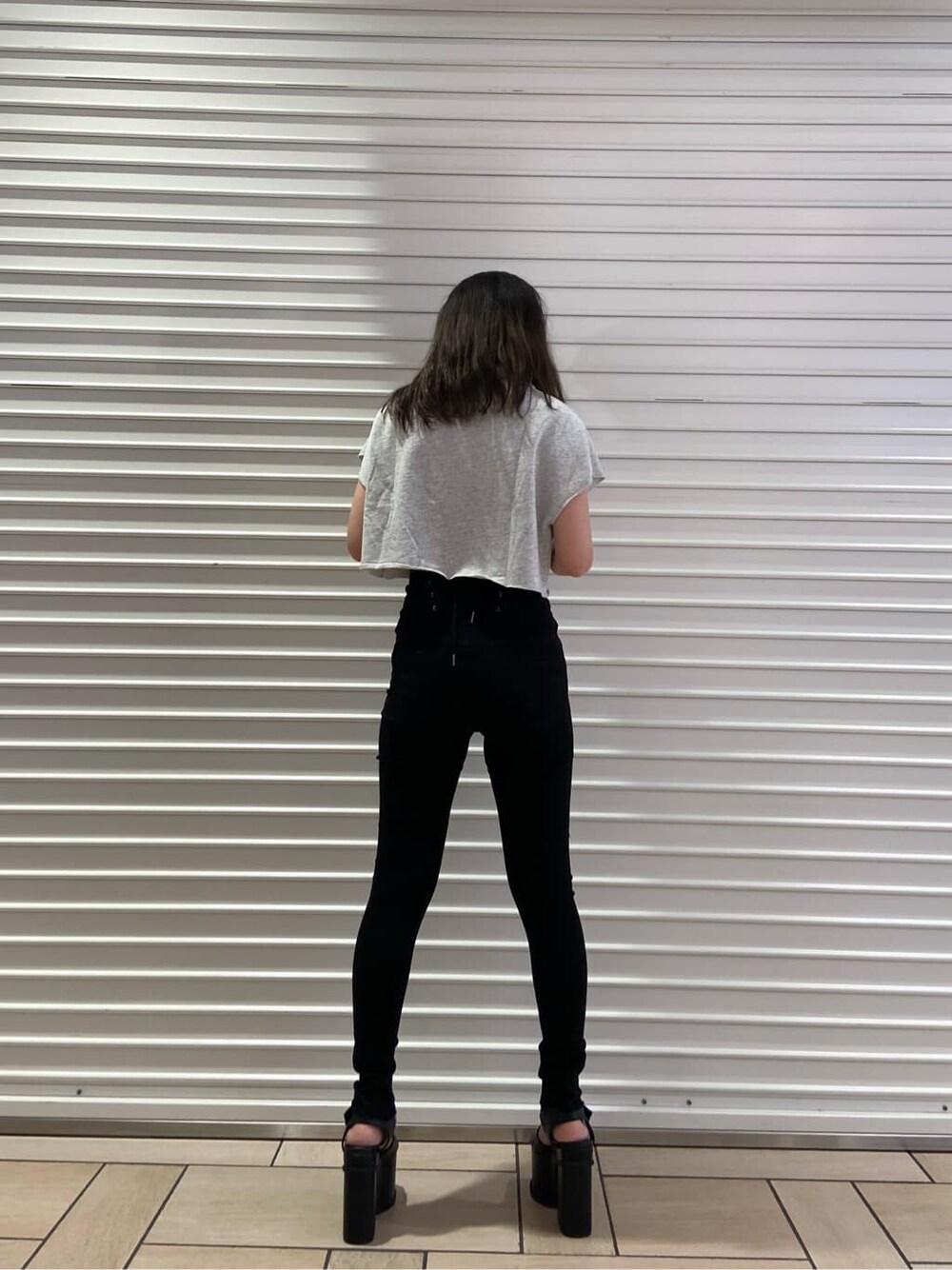 ブラック系のサンダル、ブラック系のデニムパンツ、グレー系のTシャツ/カットソーを着用したレディースの夏コーディネートの4枚目の写真