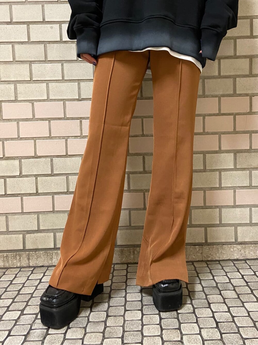 オレンジ系のその他パンツ、ブラック系のローファー、ブラック系のブルゾンを着用したレディースの秋コーディネートの6枚目の写真