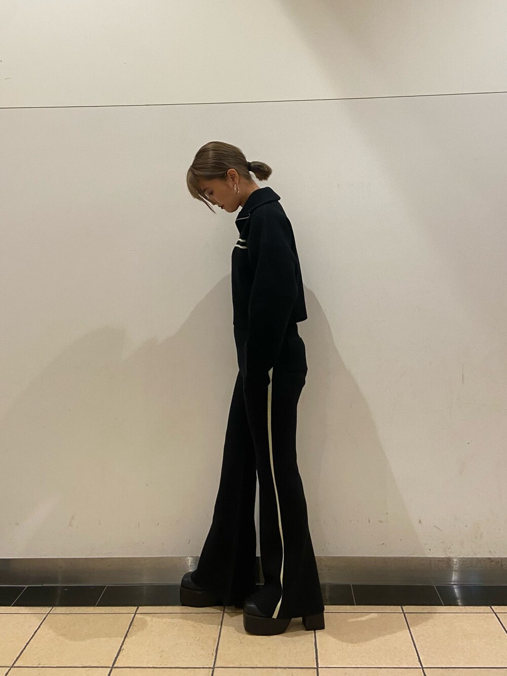 ブラック系のニット/セーター、ブラック系のその他パンツ、ブラック系のブーツを着用したレディースの秋コーディネートの2枚目の写真