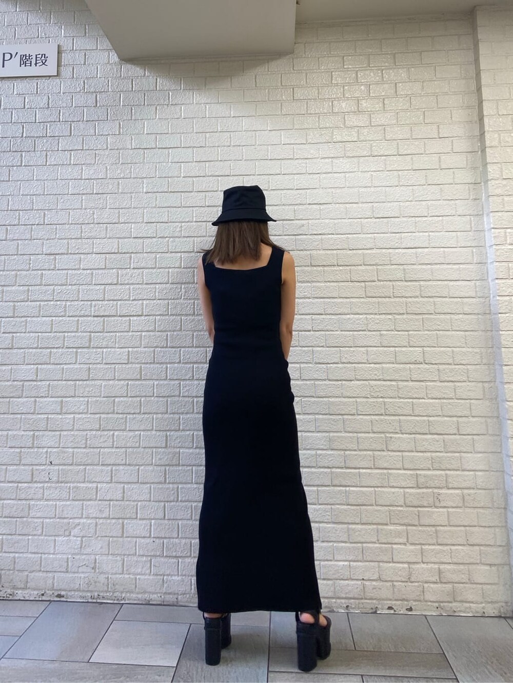 ブラック系のサンダル、ブルー系のショルダーバッグ、ブラック系のワンピースを着用したレディースの春コーディネートの4枚目の写真