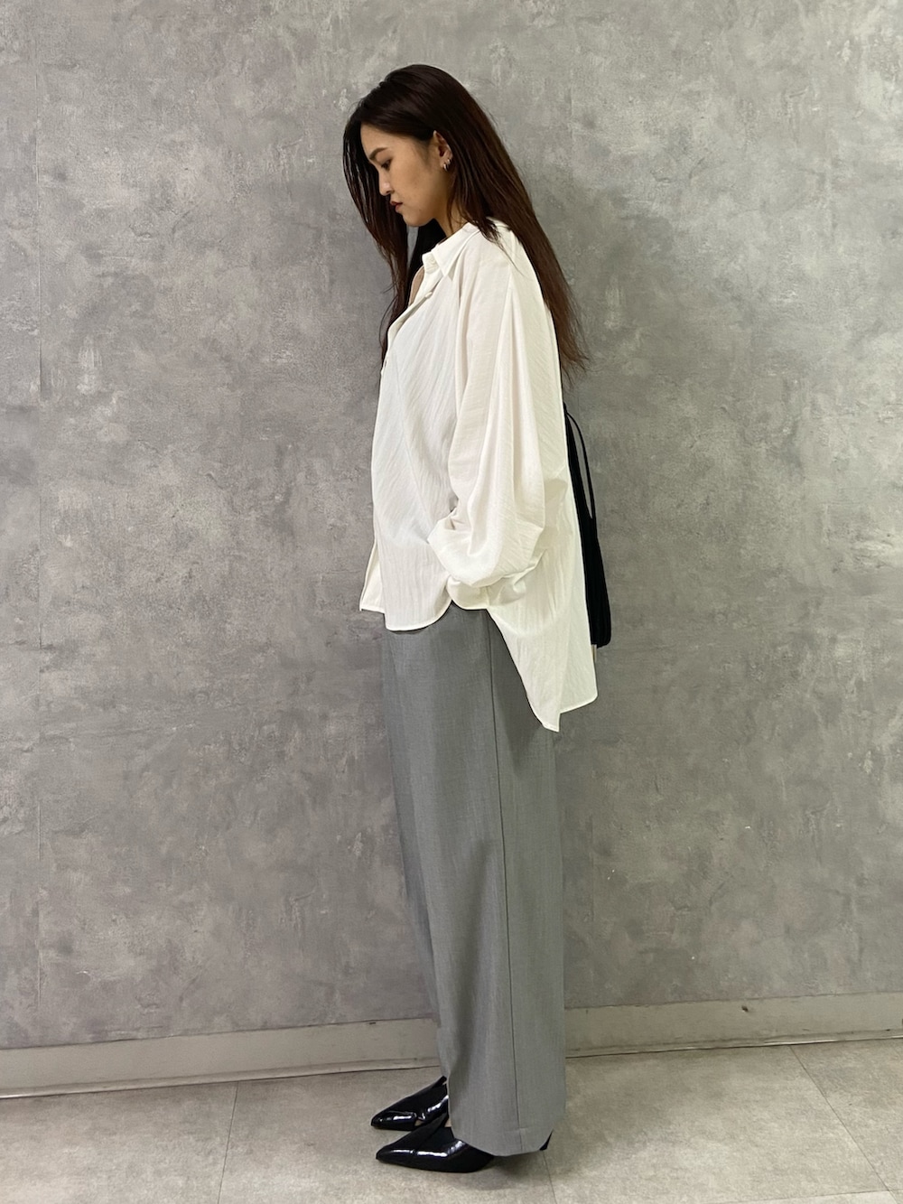 ホワイト系のシャツ/ブラウス、ブラック系のトートバッグ、グレー系のその他パンツを着用したレディースの冬コーディネートの2枚目の写真