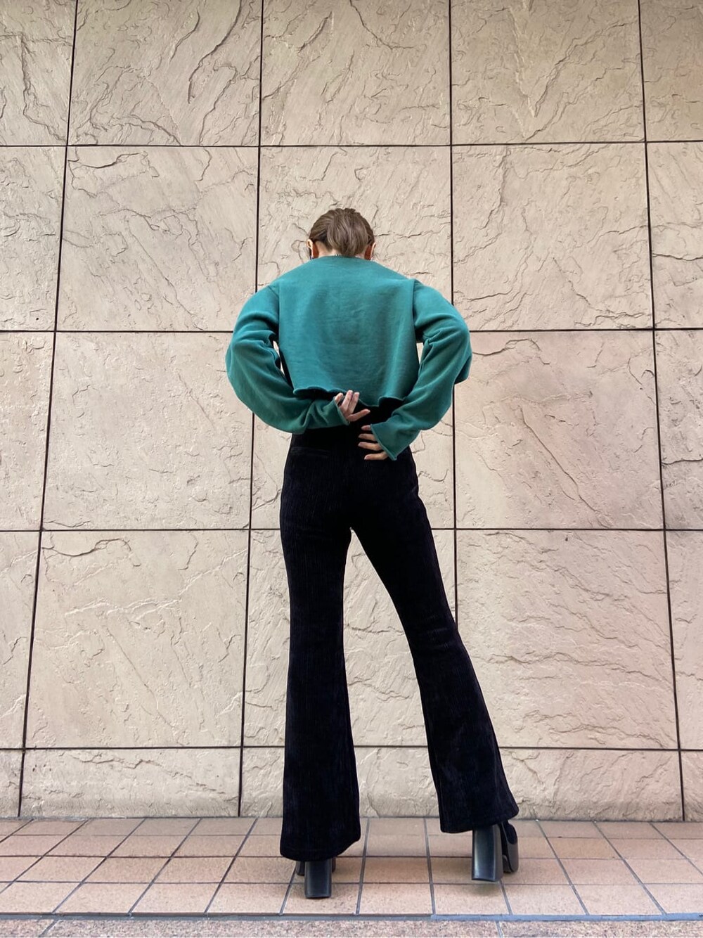 ブラック系のブーツ、ブラック系のその他パンツ、ブラック系のTシャツ/カットソーを着用したレディースの冬コーディネートの4枚目の写真