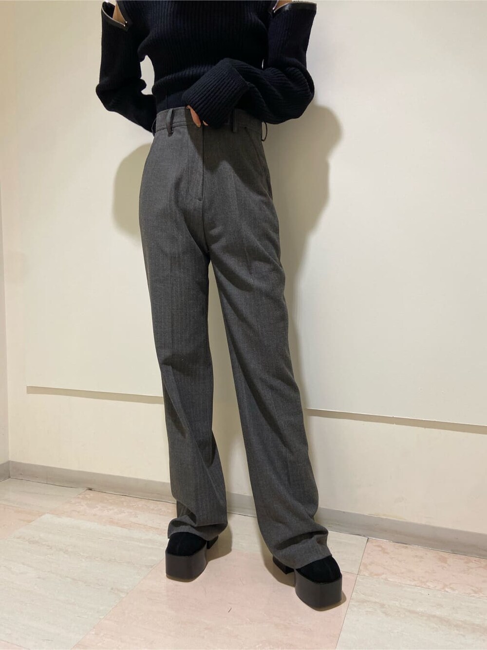 ブラック系のブーツ、グレー系のその他パンツ、ブラック系のニット/セーターを着用したレディースの冬コーディネートの4枚目の写真