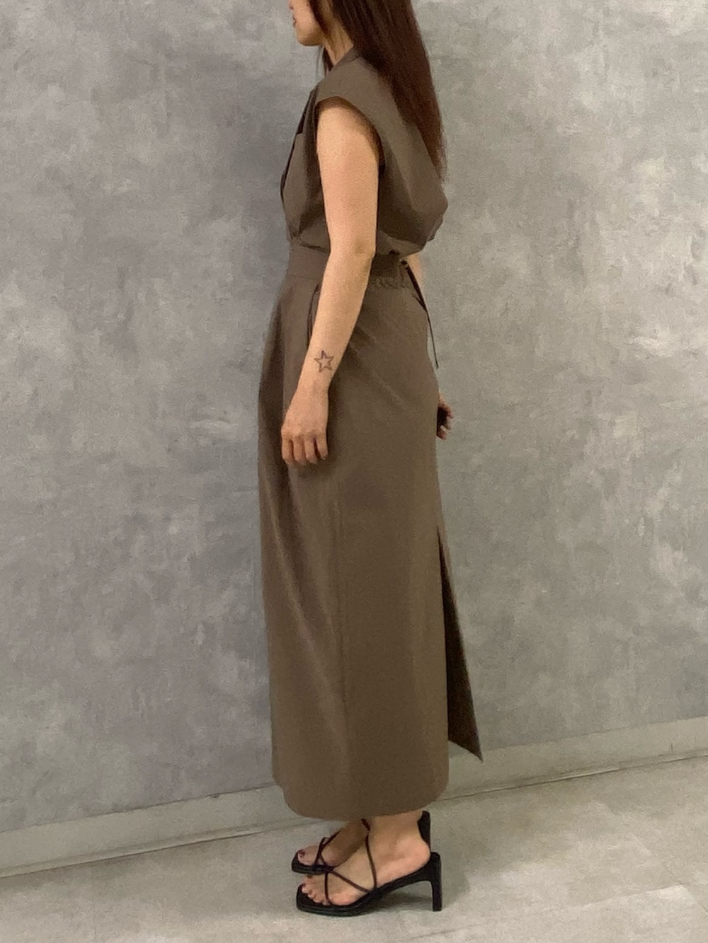 ブラウン系のシャツ/ブラウス、ブラウン系のスカート、ブラック系のサンダルを着用したレディースの夏コーディネートの3枚目の写真