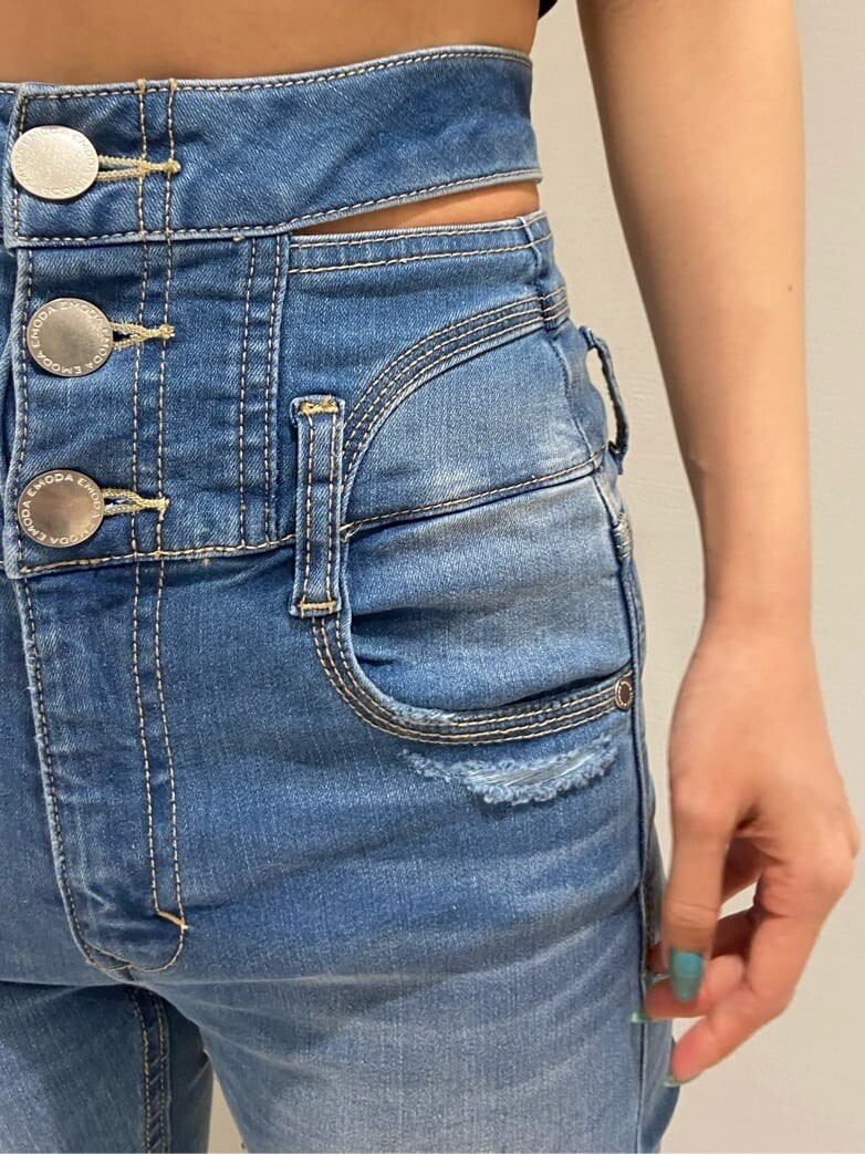 ブルー系のデニムパンツ、ブラック系のサンダル、ホワイト系のTシャツ/カットソーを着用したレディースの夏コーディネートの7枚目の写真