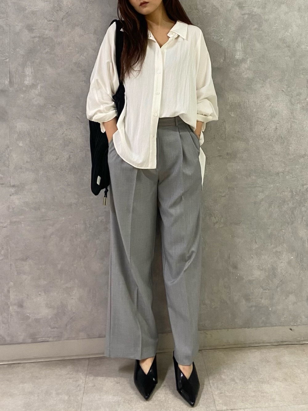 ホワイト系のシャツ/ブラウス、ブラック系のトートバッグ、グレー系のその他パンツを着用したレディースの冬コーディネートの4枚目の写真