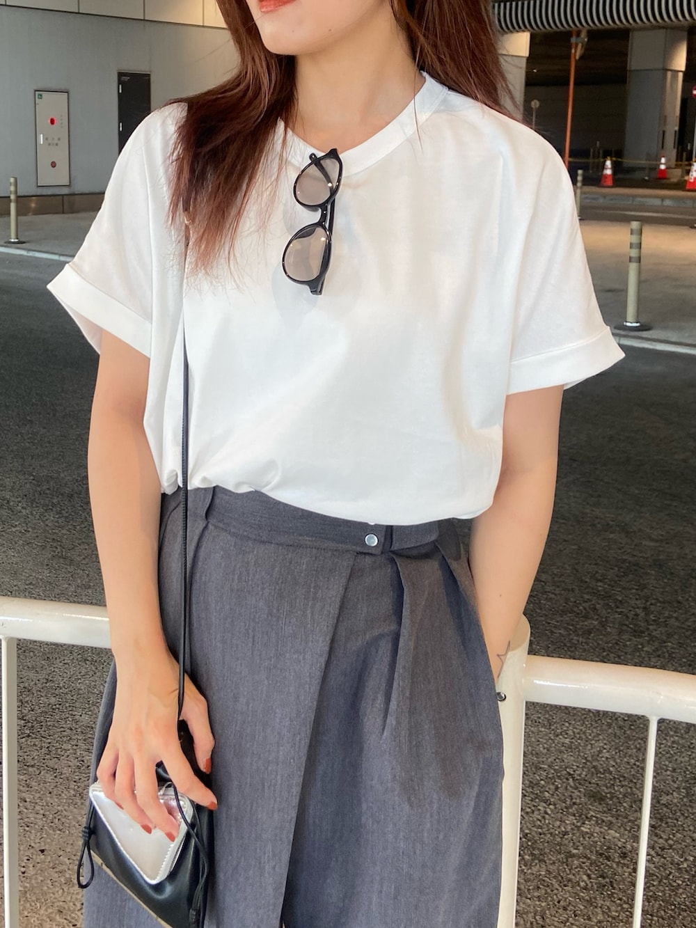 グレー系のその他パンツ、ブラック系のサンダル、ブラック系のショルダーバッグを着用したレディースの夏コーディネートの6枚目の写真