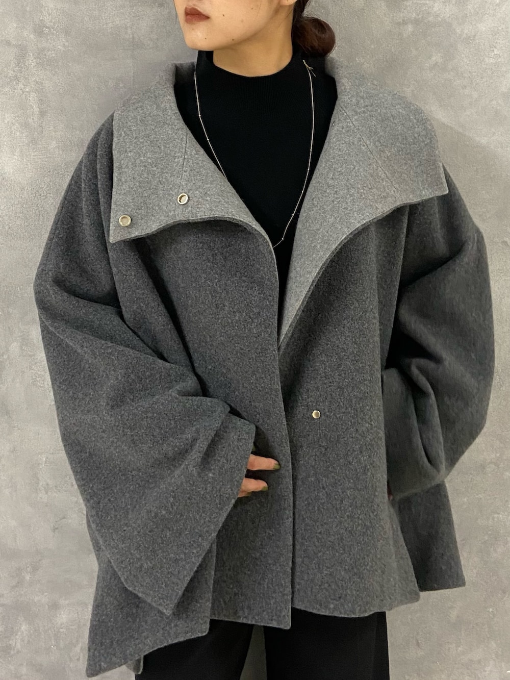 ブラック系のその他パンツ、シルバー系のブーツ、グレー系のその他アウターを着用したレディースの冬コーディネートの4枚目の写真