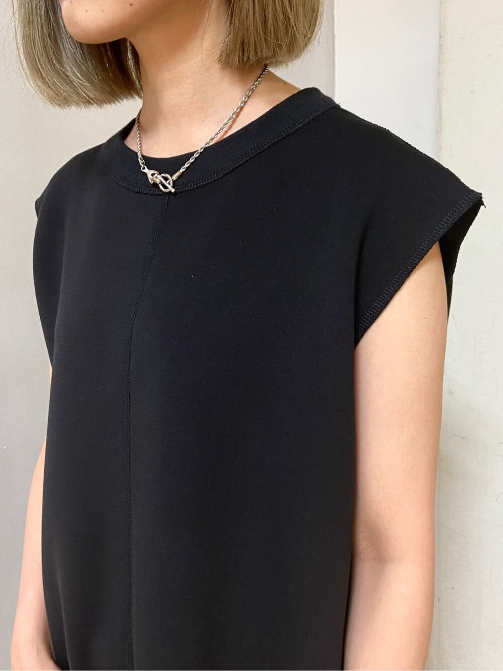 ブラック系のサンダル、ブラック系のワンピース、イエロー系のその他パンツを着用したレディースの夏コーディネートの4枚目の写真