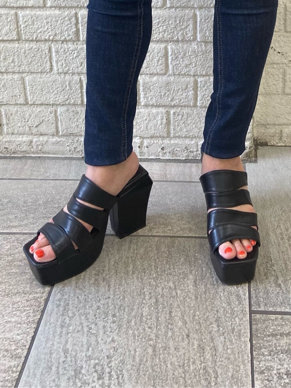 ブルー系のデニムパンツ、ブラック系のサンダル、その他のアンサンブルを着用したレディースの夏コーディネートの7枚目の写真