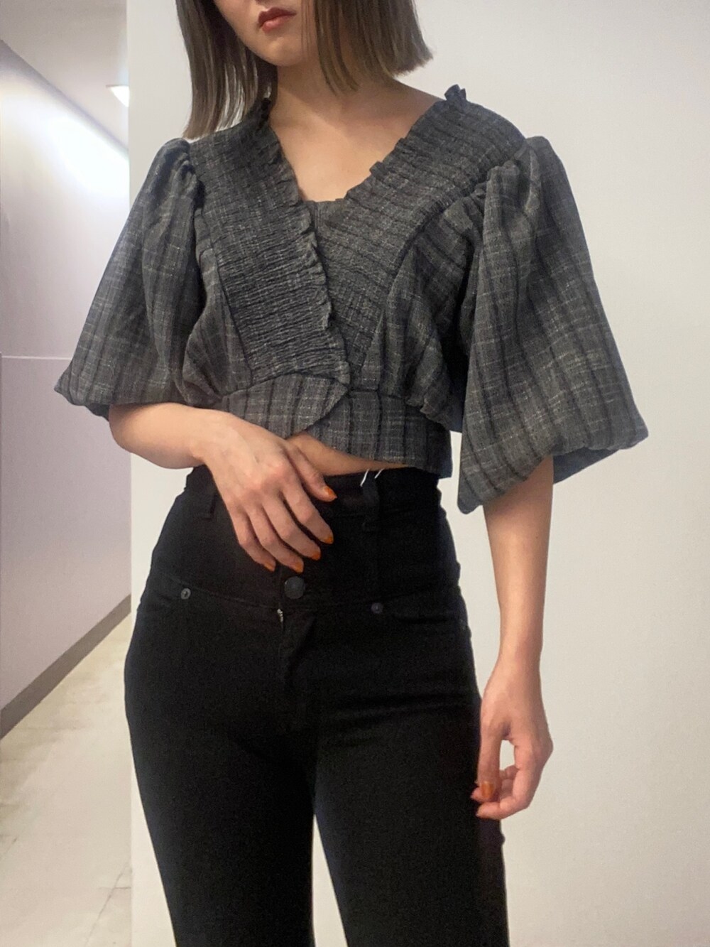 ブラック系のTシャツ/カットソー、ブラック系のデニムパンツ、ブラック系のサンダルを着用したレディースの春コーディネートの4枚目の写真