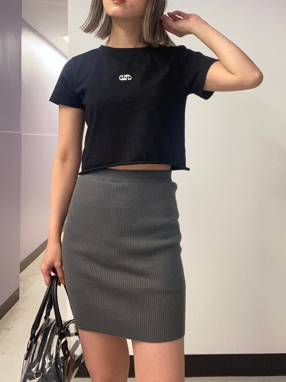 ブラック系のTシャツ/カットソー、グレー系のスカート、その他のハンドバッグを着用したレディースの春コーディネートの4枚目の写真