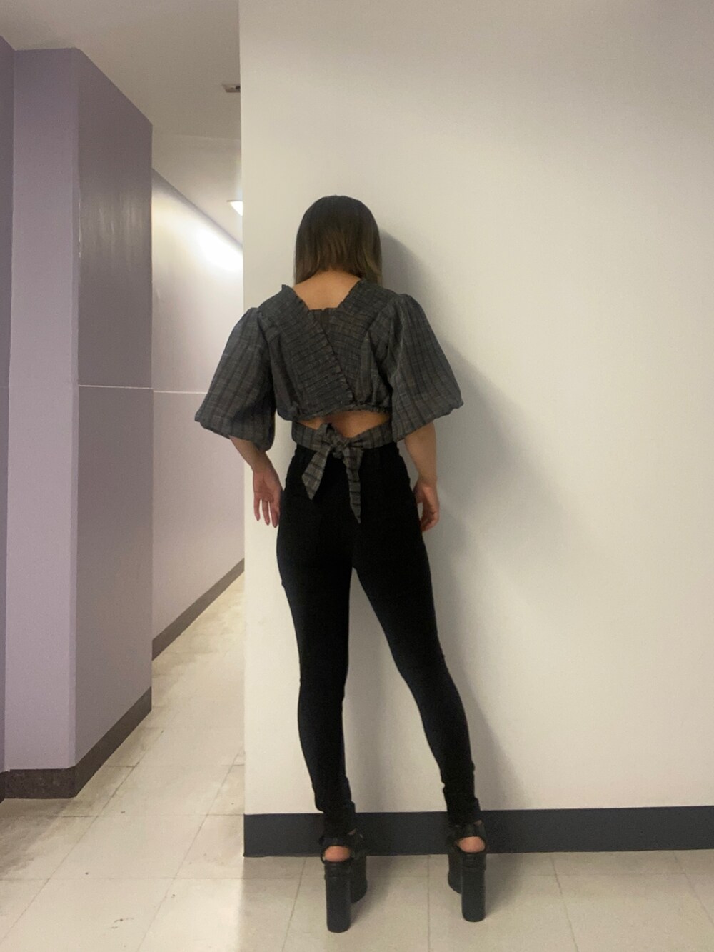 ブラック系のTシャツ/カットソー、ブラック系のデニムパンツ、ブラック系のサンダルを着用したレディースの春コーディネートの3枚目の写真