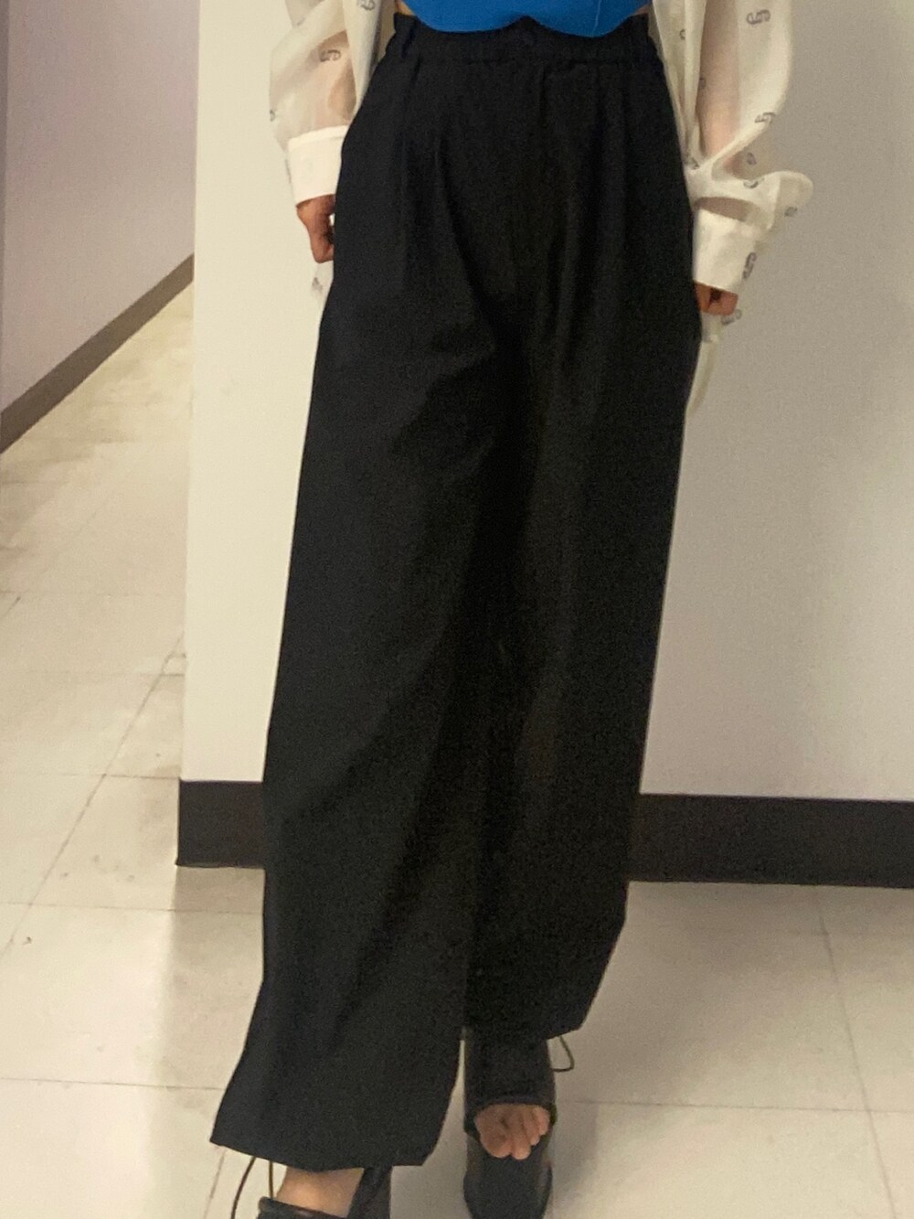 ホワイト系のシャツ/ブラウス、ブルー系のニット/セーター、ブラック系のその他パンツを着用したレディースの春コーディネートの4枚目の写真