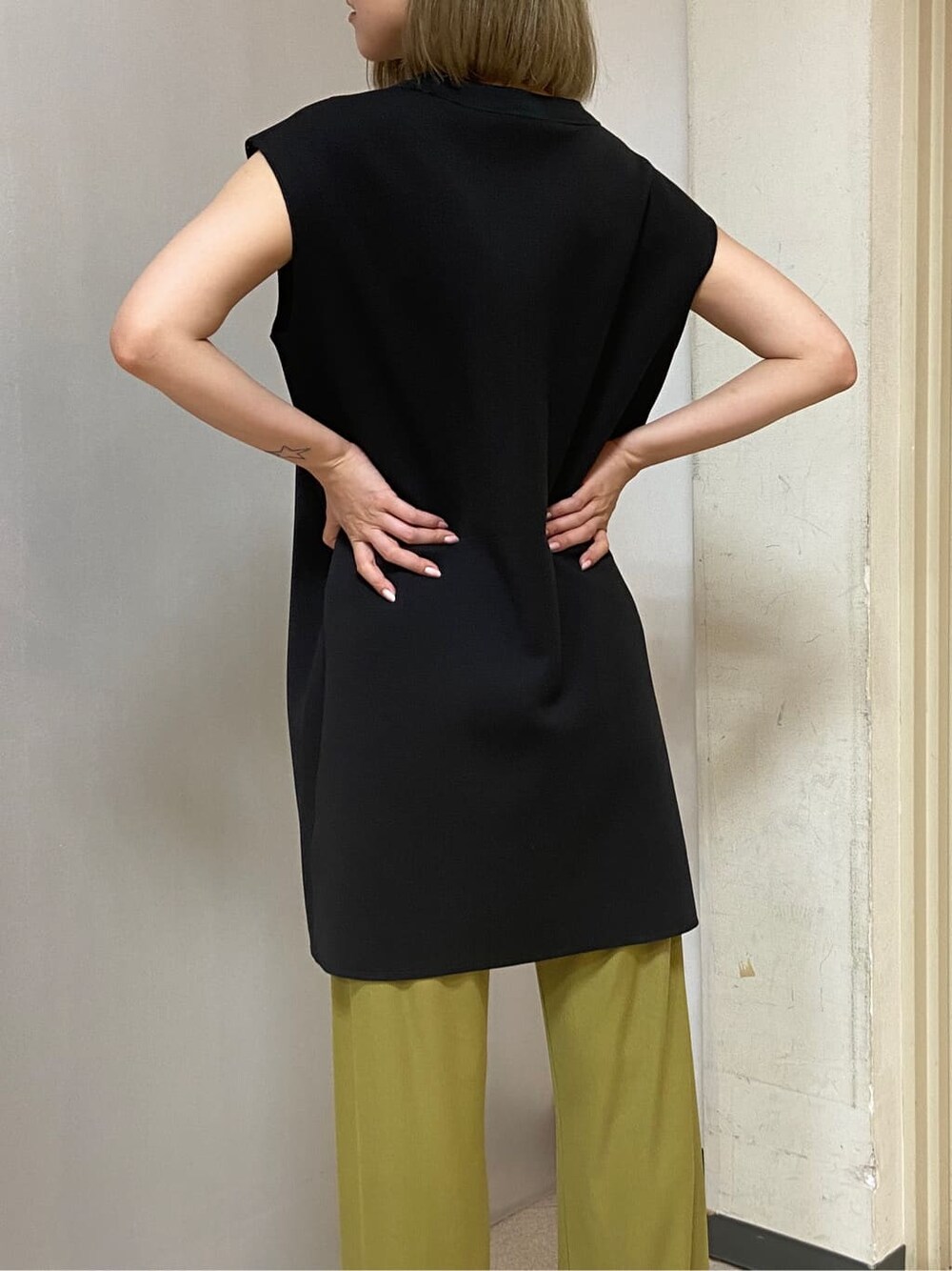 ブラック系のサンダル、ブラック系のワンピース、イエロー系のその他パンツを着用したレディースの夏コーディネートの3枚目の写真