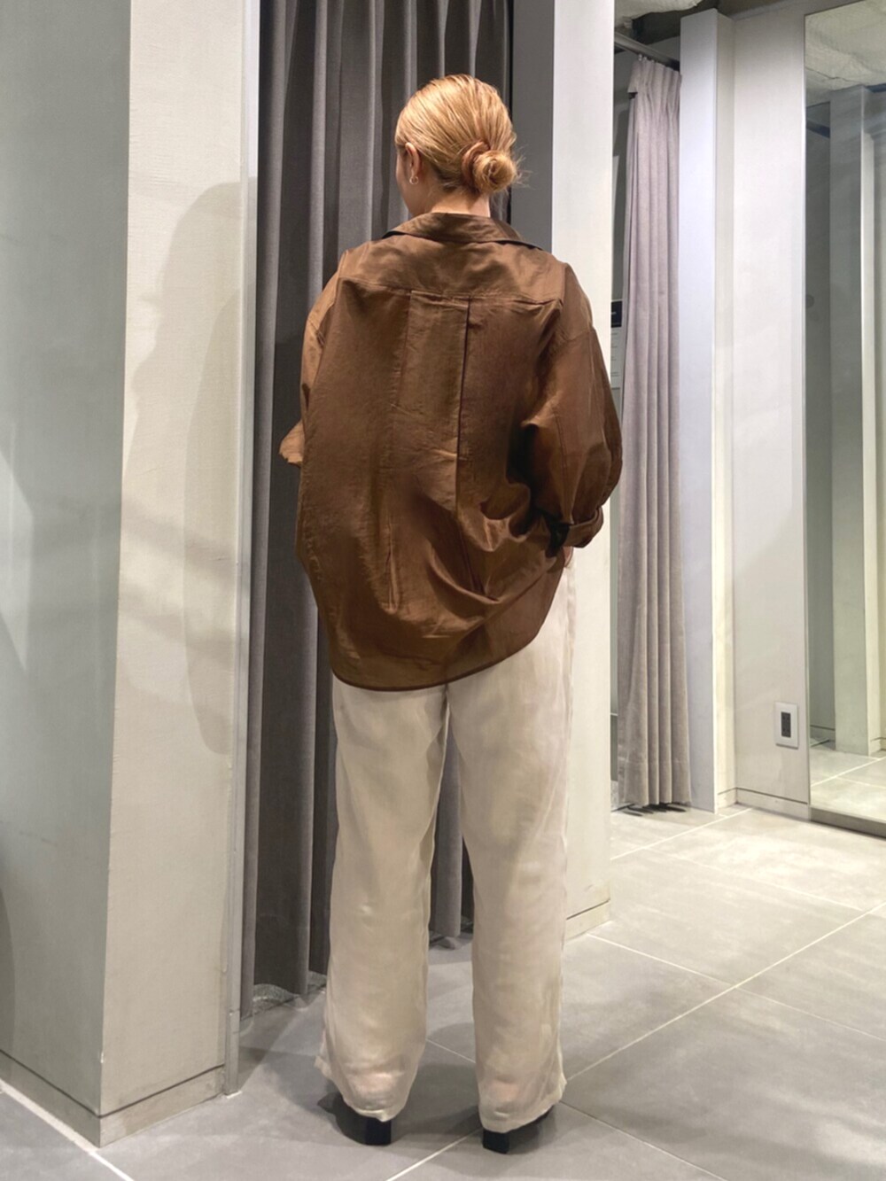 ホワイト系のその他パンツ、ブラック系のサンダル、ブラウン系のシャツ/ブラウスを着用したレディースの夏コーディネートの3枚目の写真