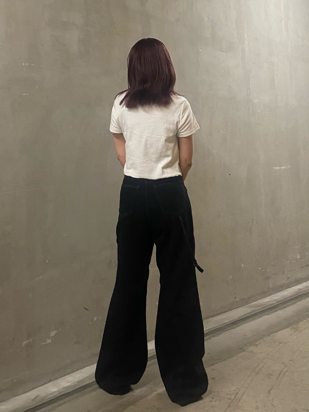 ホワイト系のTシャツ/カットソー、ブラック系のデニムパンツ、ブラック系のサンダルを着用したレディースの夏コーディネートの3枚目の写真