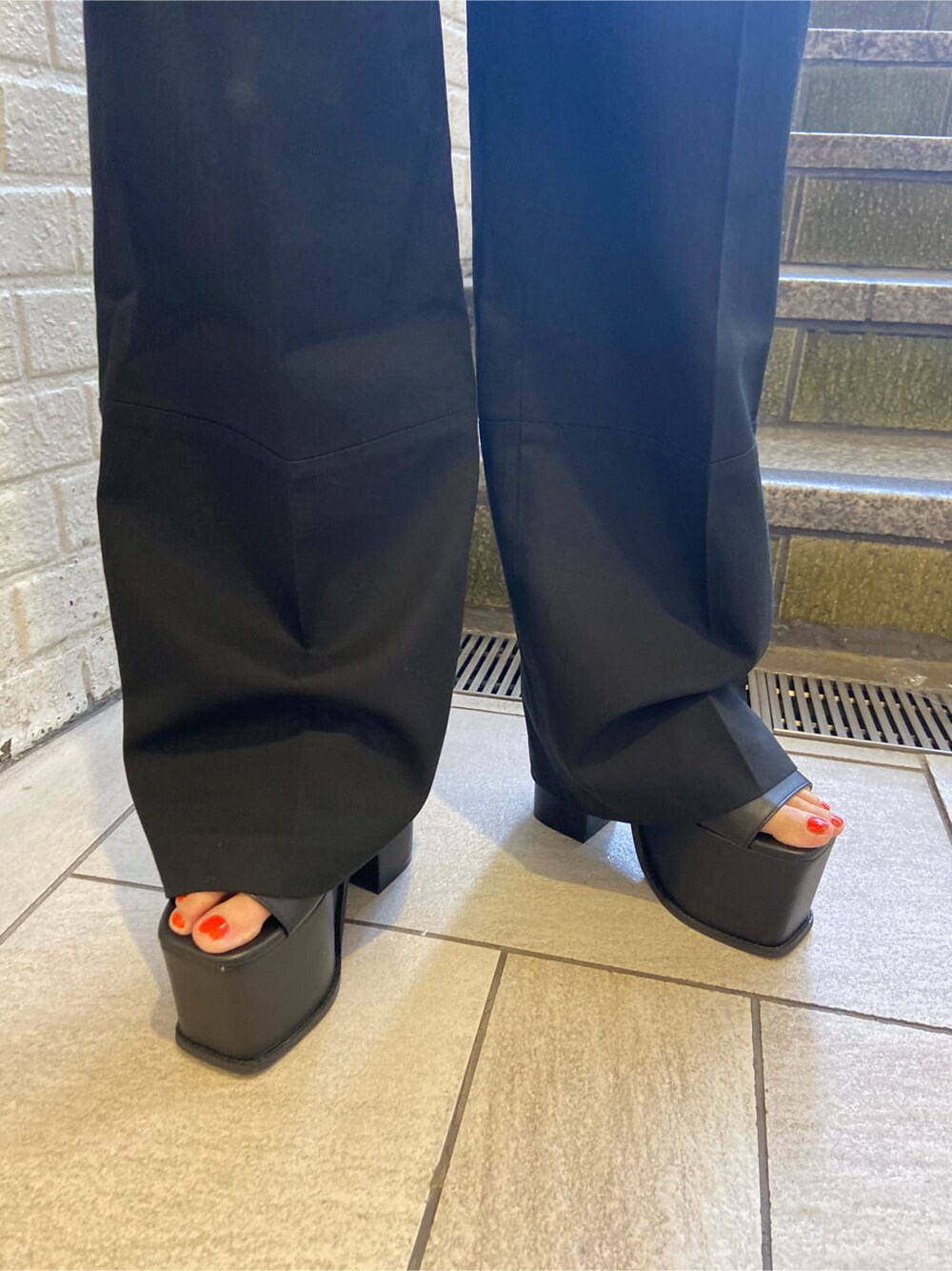 ブラック系のサンダル、ブラック系のその他パンツ、ブラック系のタンクトップを着用したレディースの春コーディネートの8枚目の写真