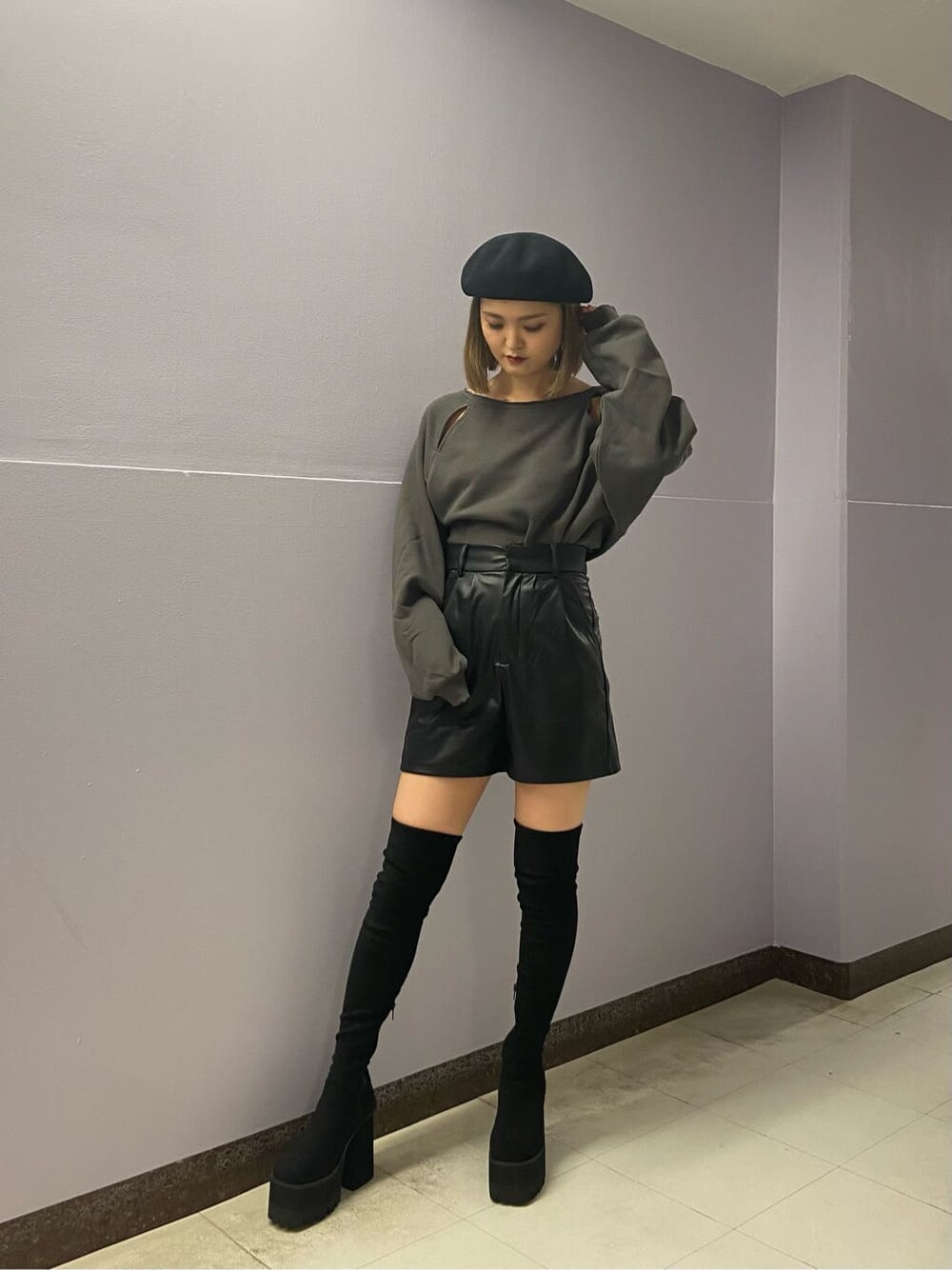 ブラック系のその他パンツ、ブラック系のブーツ、グレー系のTシャツ/カットソーを着用したレディースの秋コーディネートの2枚目の写真