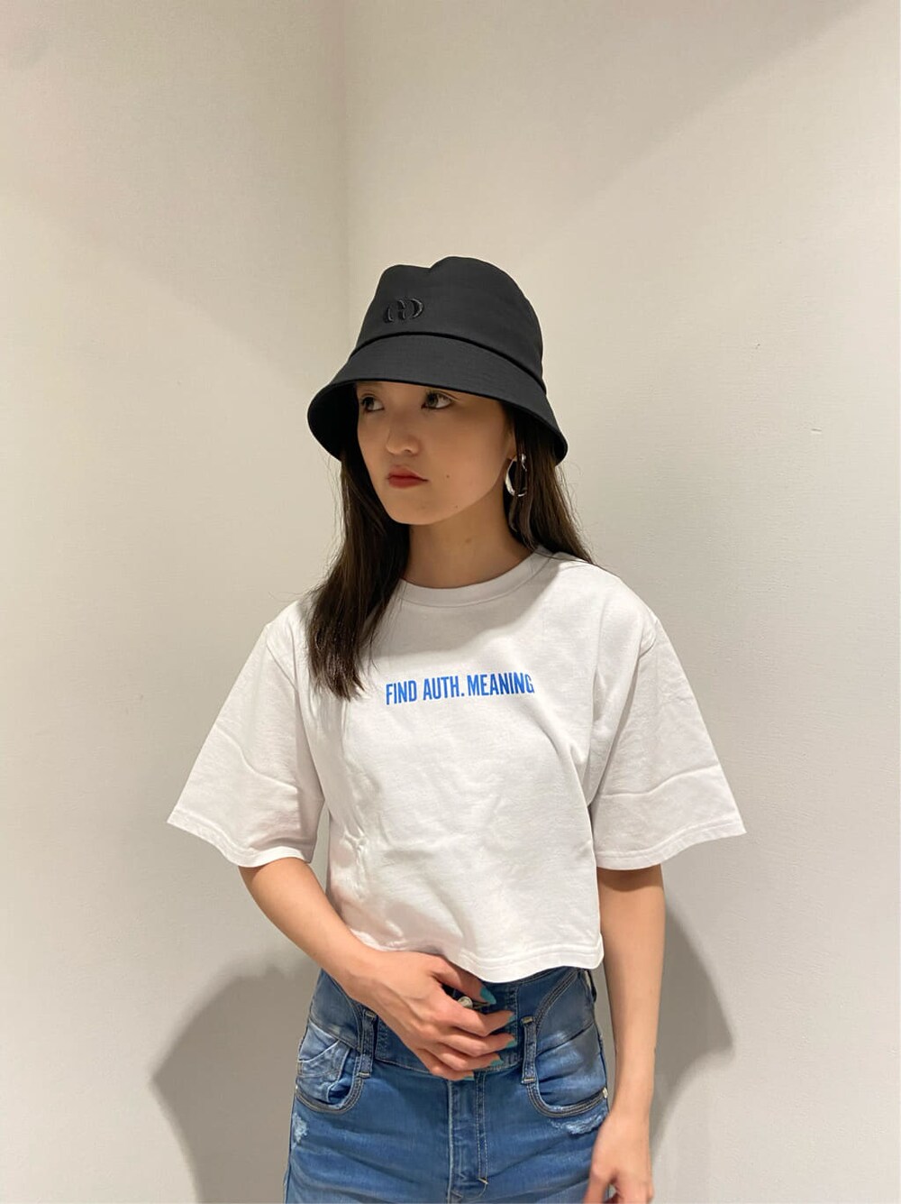 ブルー系のデニムパンツ、ブラック系のサンダル、ホワイト系のTシャツ/カットソーを着用したレディースの夏コーディネートの5枚目の写真