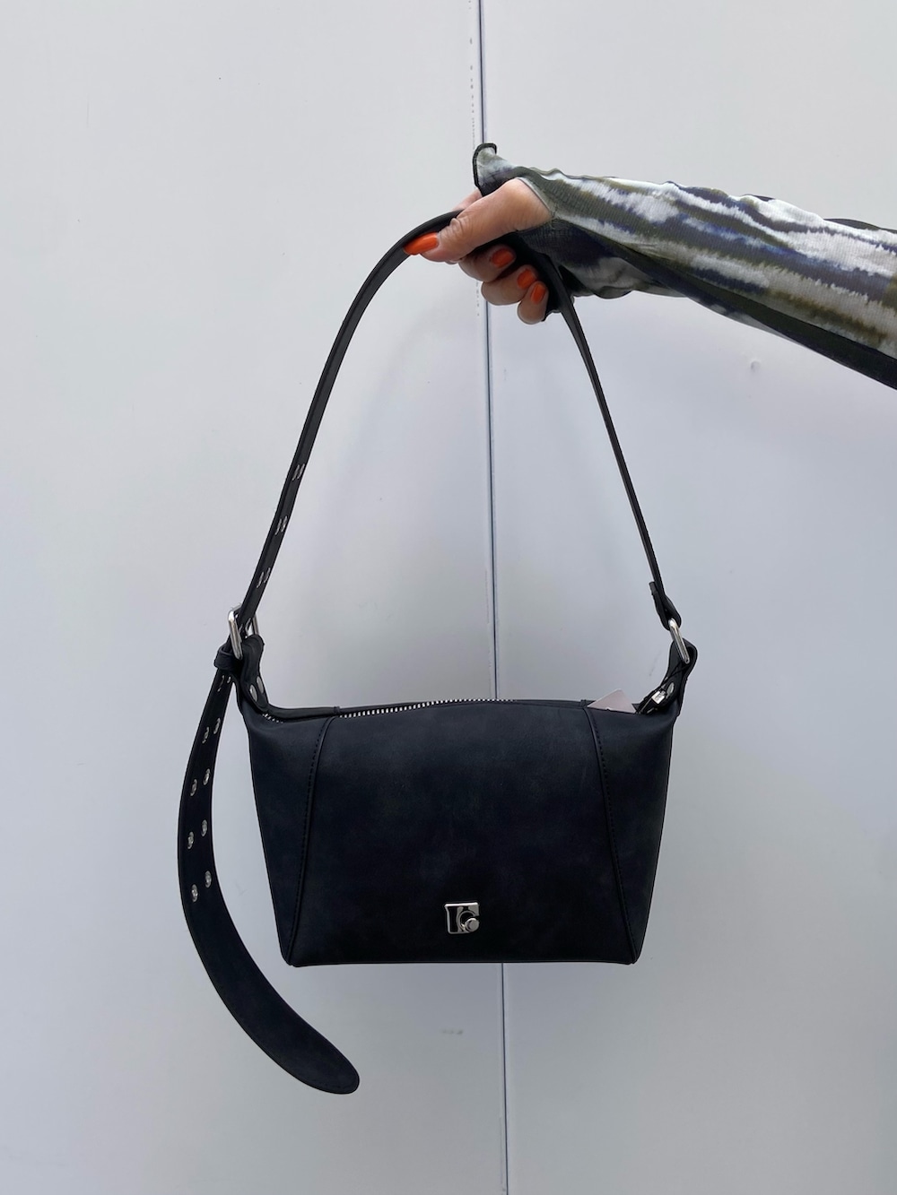 その他のTシャツ/カットソー、ブラック系のその他パンツ、ブラック系のブーツを着用したレディースの春コーディネートの5枚目の写真