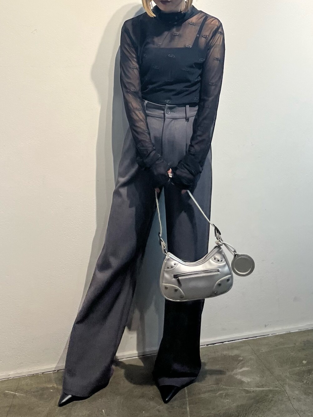 ブラック系のシャツ/ブラウス、グレー系のその他パンツ、シルバー系のハンドバッグを着用したレディースの冬コーディネートの2枚目の写真