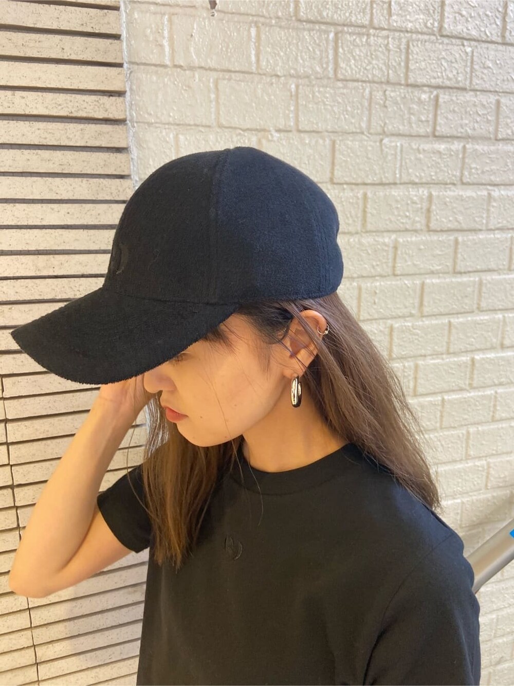 ブラック系のサンダル、ブラック系のデニムパンツ、ブラック系のTシャツ/カットソーを着用したレディースの春コーディネートの7枚目の写真