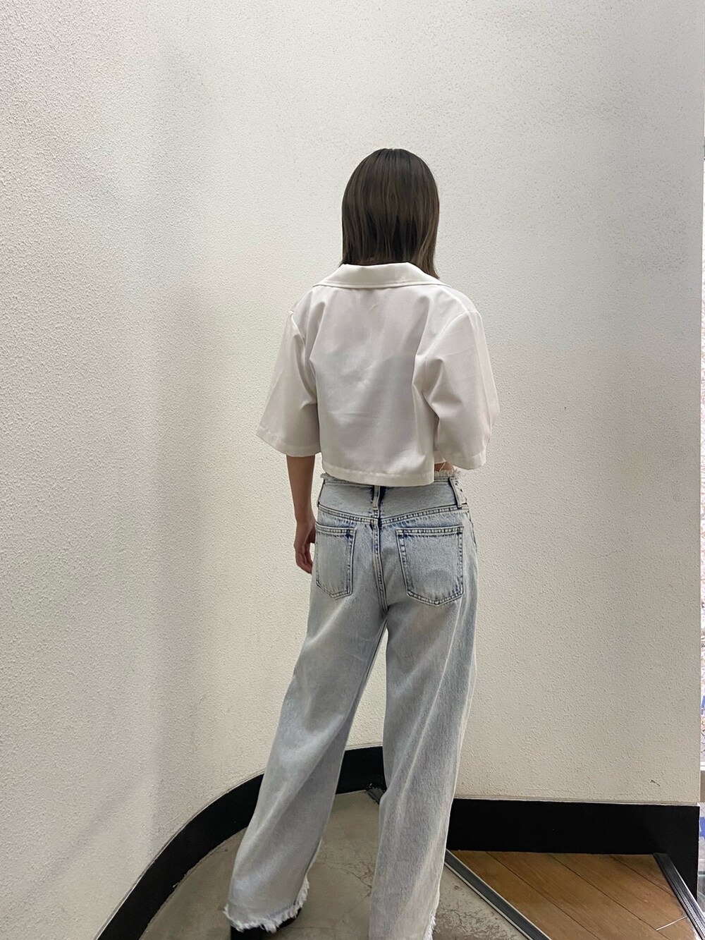 ホワイト系のシャツ/ブラウス、ブラック系のキャミソール、ブルー系のデニムパンツを着用したレディースの春コーディネートの3枚目の写真