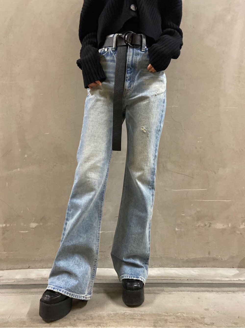 ブルー系のデニムパンツ、ブラック系のローファー、ブラック系のニット/セーターを着用したレディースの春コーディネートの6枚目の写真