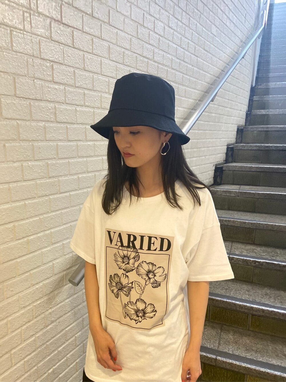 ブラック系のサンダル、その他のその他パンツ、ホワイト系のTシャツ/カットソーを着用したレディースの春コーディネートの5枚目の写真