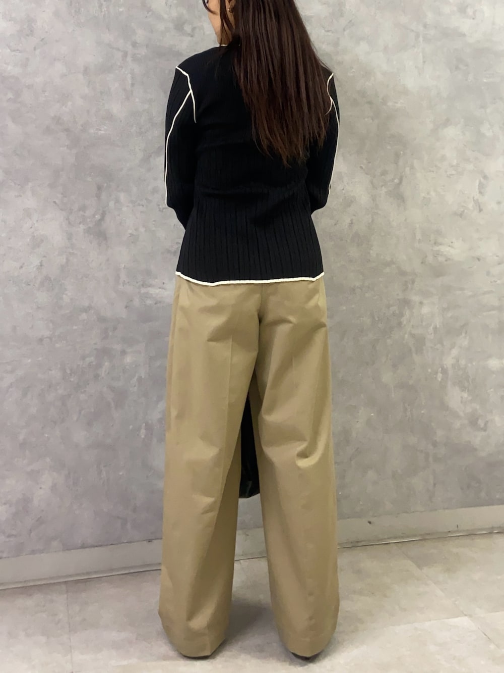 ブラック系のカーディガン/ボレロ、ベージュ系のその他パンツ、ブラック系のショルダーバッグを着用したレディースの秋コーディネートの3枚目の写真