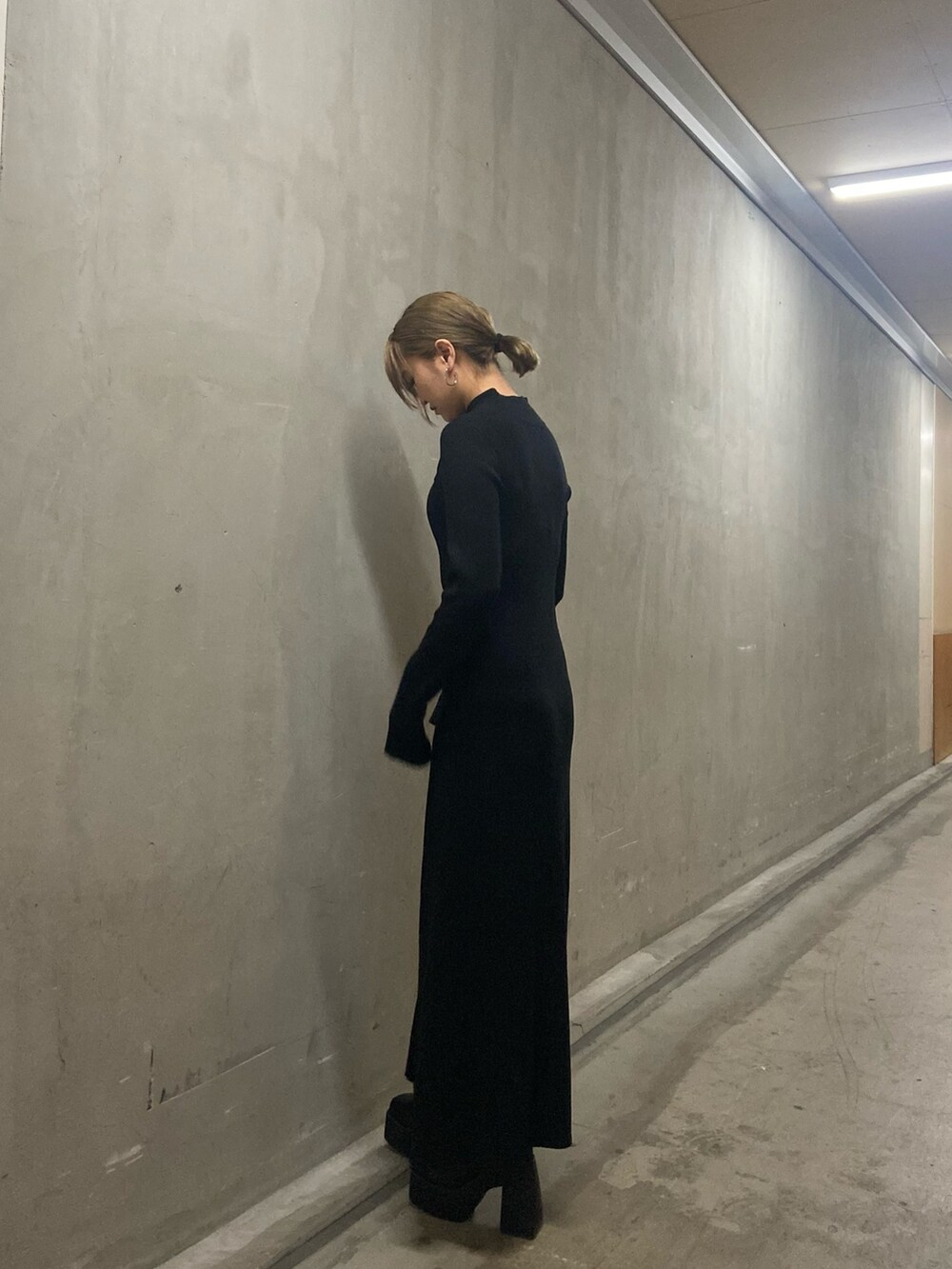 ブラック系のワンピース、ブラック系のブーツを着用したレディースの冬コーディネートの3枚目の写真