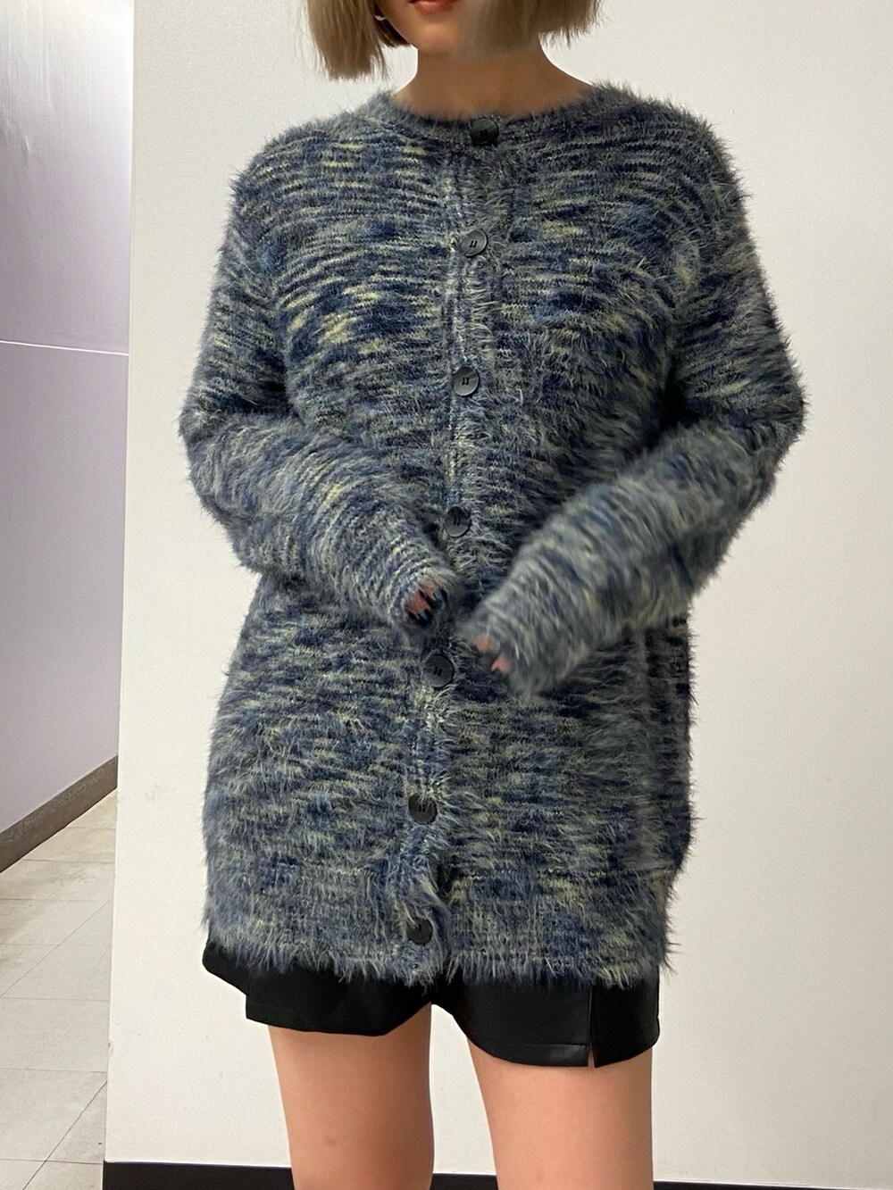 その他のカーディガン/ボレロ、その他のその他パンツ、ブラック系のブーツを着用したレディースの秋コーディネートの5枚目の写真