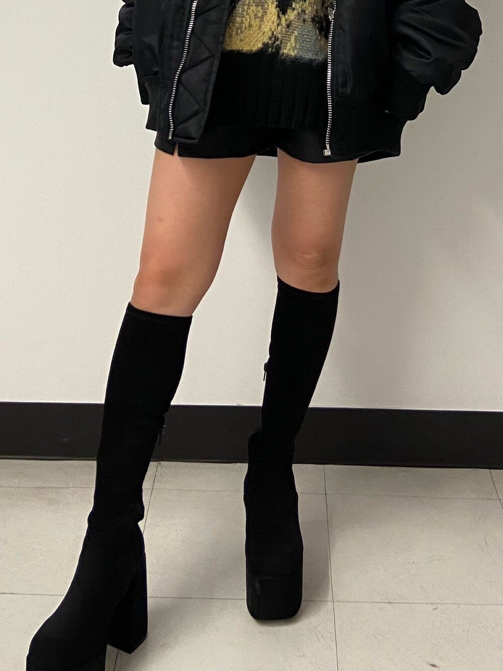 その他のニット/セーター、ブラック系のMA-1、その他のその他パンツを着用したレディースの秋コーディネートの5枚目の写真