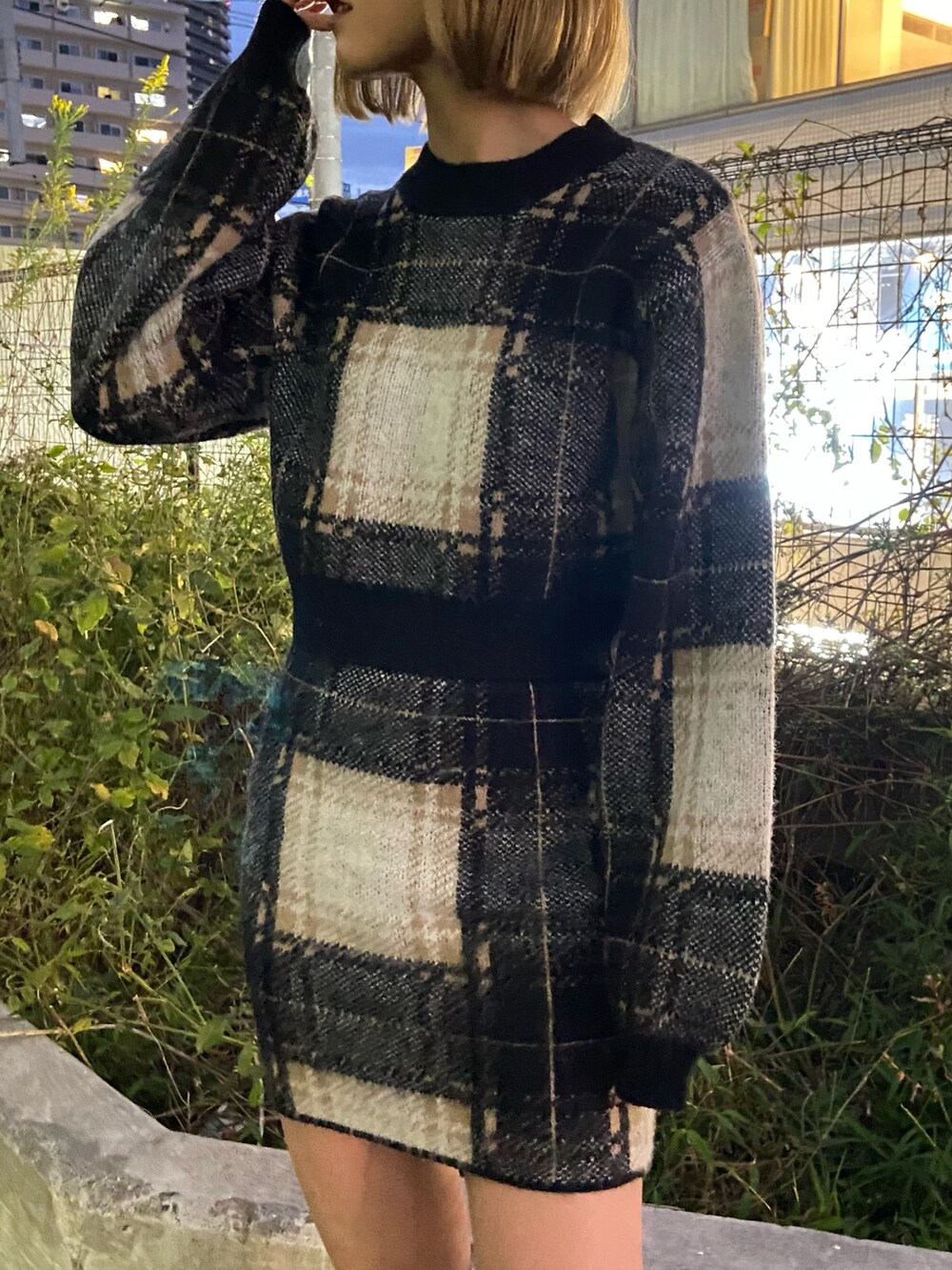 ホワイト系のダウンジャケット/コート、ブラック系のニット/セーター、ブラック系のスカートを着用したレディースの冬コーディネートの6枚目の写真